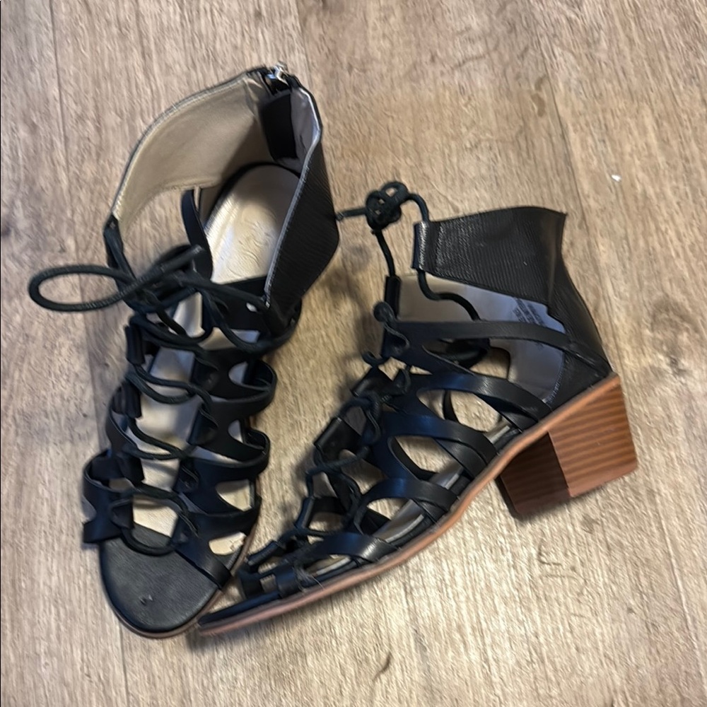Black Ankle Boots with Lace-Up Design and Chunky Heel